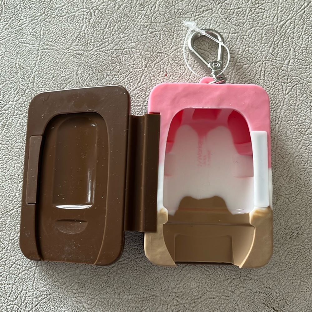 Bath and body works ice cream sandwich  hand sanitizer holder NWOT